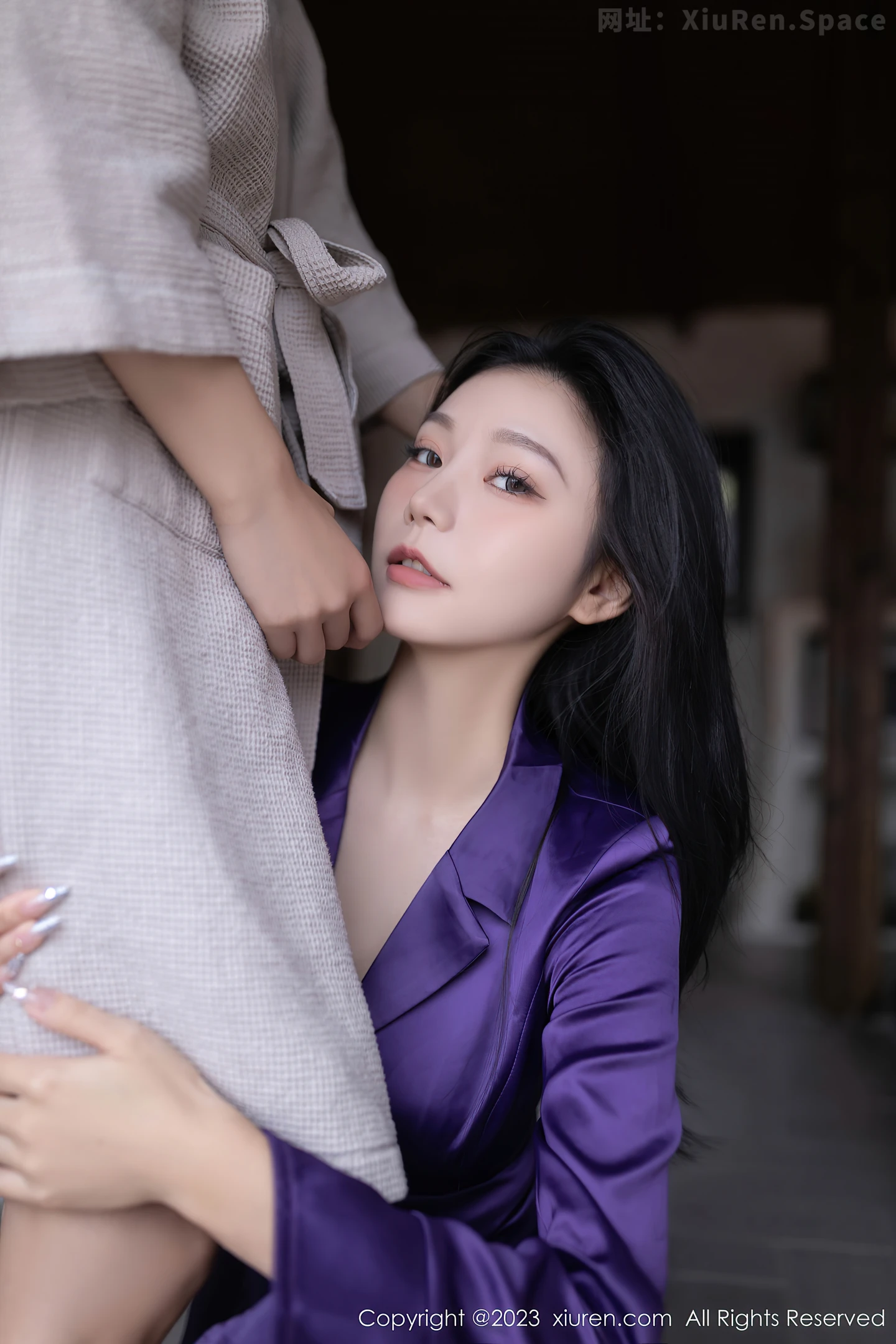 图片[5]-[XiuRen秀人网]VOL.7798 模特安然anran紫色上衣露性感黑色蕾丝内衣配破烂黑丝诱惑写真77P-秀人网官方网站